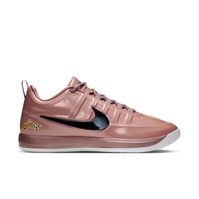 Nike Book 2 x Chevy Basketball Shoes Mtlc Red Bronze - Raudona - Sportbačiai Nike Book 2 x Chevy Basketball Shoes Mtlc Red Bronze - Raudona - Sportbačiai