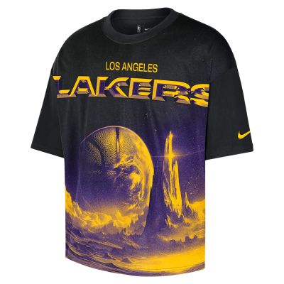 Nike NBA Los Angeles Lakers Courtside Boxy Tee Black - Juoda - Marškinėliai trumpomis rankovėmis Nike NBA Los Angeles Lakers Courtside Boxy Tee Black - Juoda - Marškinėliai trumpomis rankovėmis