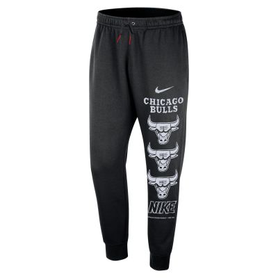 Nike NBA Chicago Bulls Courtside Club Fleece Joggers - Juoda - Kelnės Nike NBA Chicago Bulls Courtside Club Fleece Joggers - Juoda - Kelnės